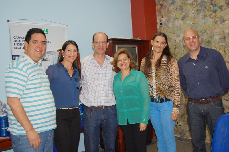 Secretários junto ao prefeito e representantes do IEL / Foto: Moreira Produções