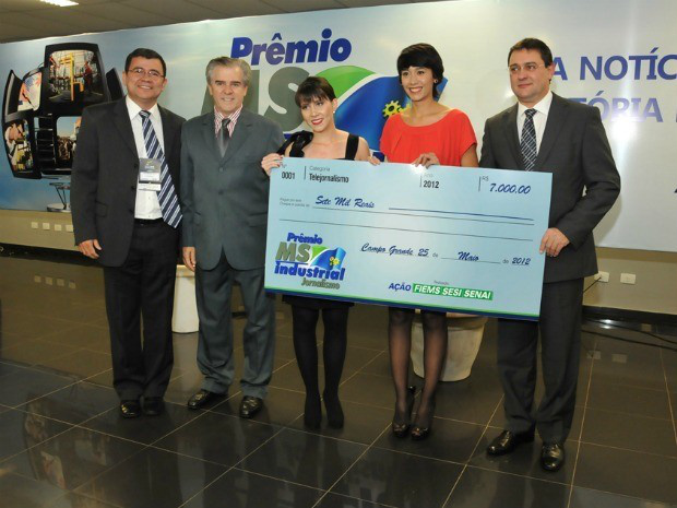 Reportagem da TV Morena ganha prêmio 'MS Industrial de Jornalismo' Nicomedes Silva Filho, gerente executivo da TV Morena; Zilmar Melatte, diretor-geral da RMT; jornalista Samyra Galvão; editora de VT Daniele Vallejo; e Sérgio Longen, presidente da Fiems (Foto: Divulgação/Fiems)