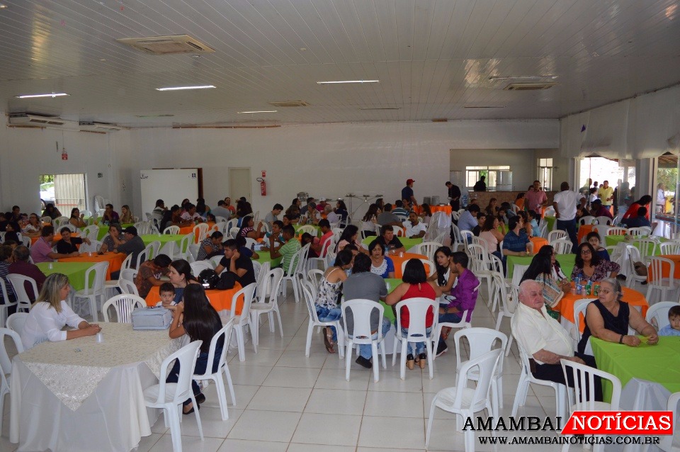 Cerca de 500 pessoas participaram da confraternização na AABB, promovida pelo Simted / Foto: Moreira Produções