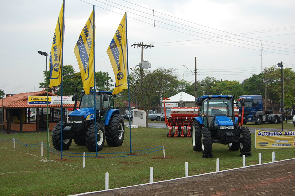 A Expobai oportuniza a exposição e venda de maquinários e implementos agrícolas.
