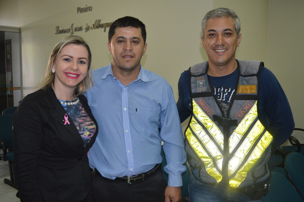 E/D - Vereadora Janete com o pastor Ronaldo Carvalho Lopes e membro da igreja,  durante apresentação da indicação no plenário do legislativo municipalFoto: Moreira Produções