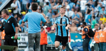 Grêmio vence o Atlético-PR Neuton marcou o 1º gol do Grêmio, cometeu pênalti, mas o time venceu por 3 a 1
