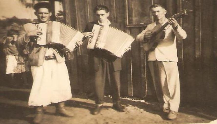 Foto década de 40. Acervo de seu pai Itrio Araújo dos Santos conhecido como (cabo Itrio), que serviu no 11º Regimento de Cavalaria na cidade de Ponta Porã na década de 40. Itrio Araújo e amigos músicos se preparando para realizar mais um baile no “Maemi” na região fronteiriça - Arquivo pessoal de Nilza Terezinha