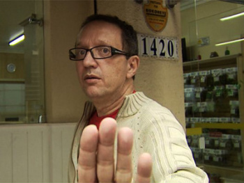 Ex-secretário em MS envolvido em escândalo de corrupção tira microfone de repórt