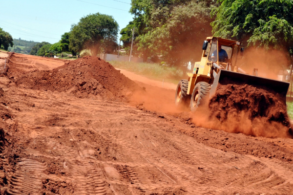 Frentes de pavimentação asfáltica trazem desenvolvimento para Amambai.
