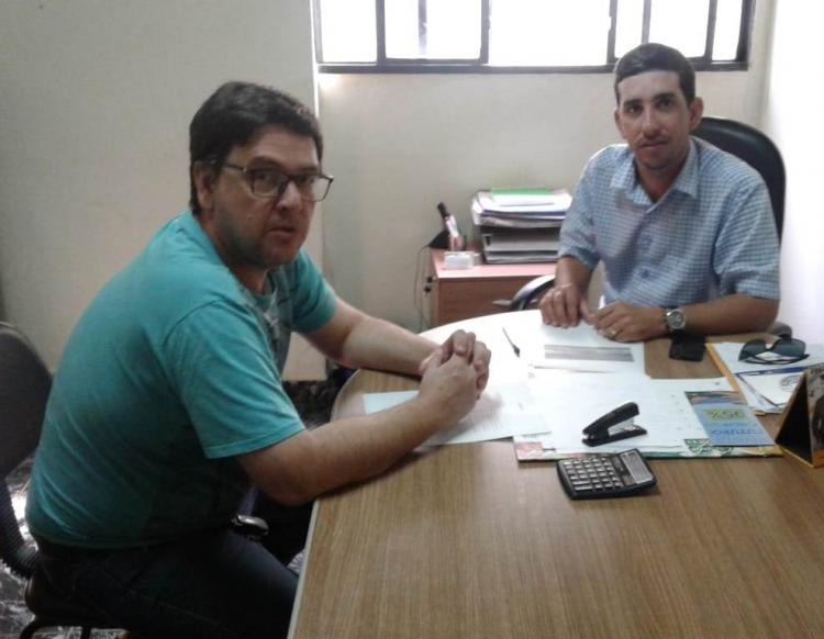 Iagro alerta Sindicato Rural para casos de raiva em Amambai Inspetor regional da IAGRO, Israel de Arruda Lobo Neto, e o presidente do SRA, Ronan Silva / Foto: Assessoria
