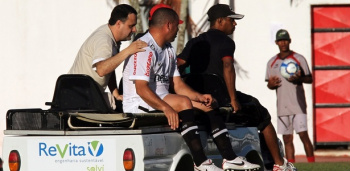 Corinthians empata com Vitória Ronaldo deixa o campo na maca após sentir contusão no primeiro tempo.