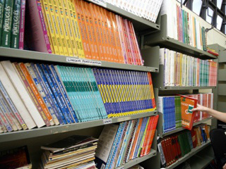 Livros novos já foram pedidos e escolas esperam por sua chegada / Foto: Divulgação