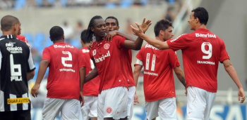 Inter derrota o Botafogo Andrezinho, que fez o primeiro gol do Inter, é cumprimentado pelos jogadores.
