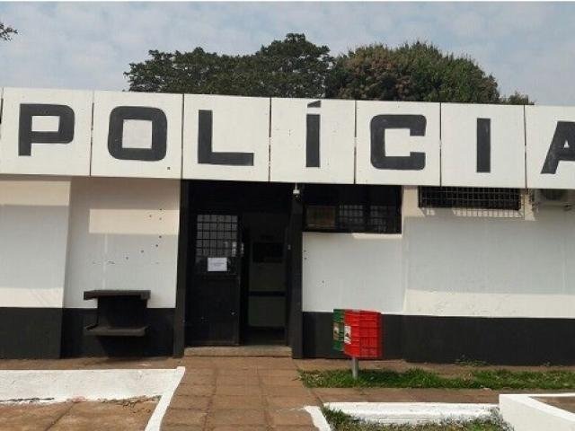 Traficante é levado para presídio após delegacia sofrer ameaça de invasão Delegacia de Coronel Sapucaia, que foi alvo de ameaça de invasão ontem e sofreu ataque a tiros em 2016 (Foto: Divulgação/Sinpol)