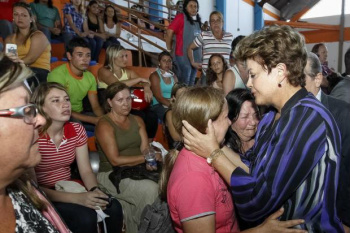 Dilma chora ao consolar pais de jovens mortos em boate de Santa Maria Dilma presta compaixão aos familiares das vítimas Foto: Roberto Stuckert Filho / PR