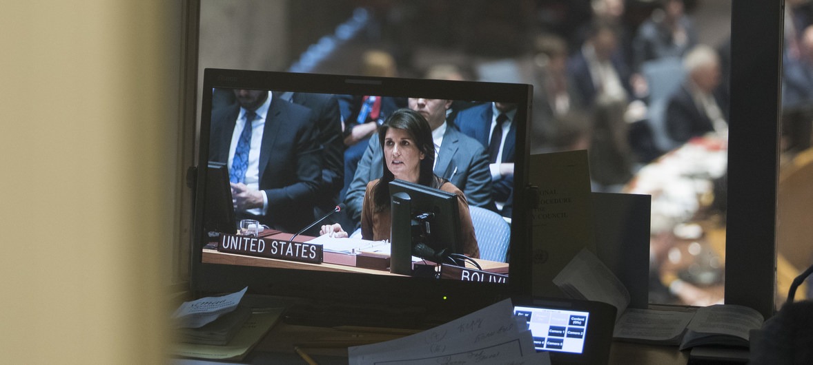 Nikki Haley (na tela), embaixadora dos Estados Unidos na ONU, durante reunião do Conselho de Segurança