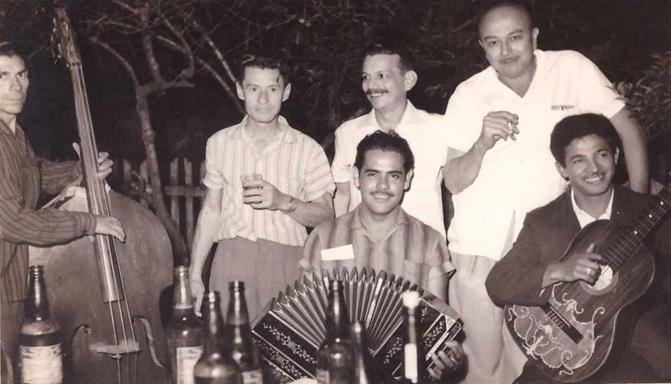 Sr. Luis Puléo e amigos músicos fronteiriços em confraternização - Arquivo pessoal Ricardo Puléo