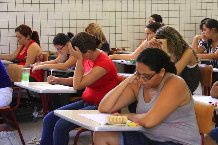 Fies só exigirá Enem para estudante que concluiu ensino médio a partir de 2010 Fies só exigirá Enem para estudante que concluiu ensino médio a partir de 2010