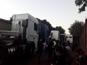 Polícia flagra depósito de carretas roubadas na região de fronteira Veículos foram encontradas em depósito no bairro Obreros, em Pedro Juan (Foto: Porã News)