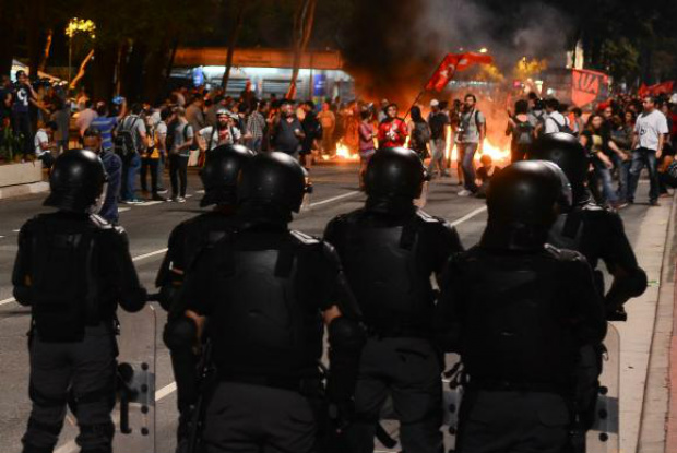 Estudante é ferida no olho e fotógrafos são presos em protesto em São Paulo Manifestantes contra o impeachment na Avenida PaulistaFoto: Rovena Rosa/Agência Brasil