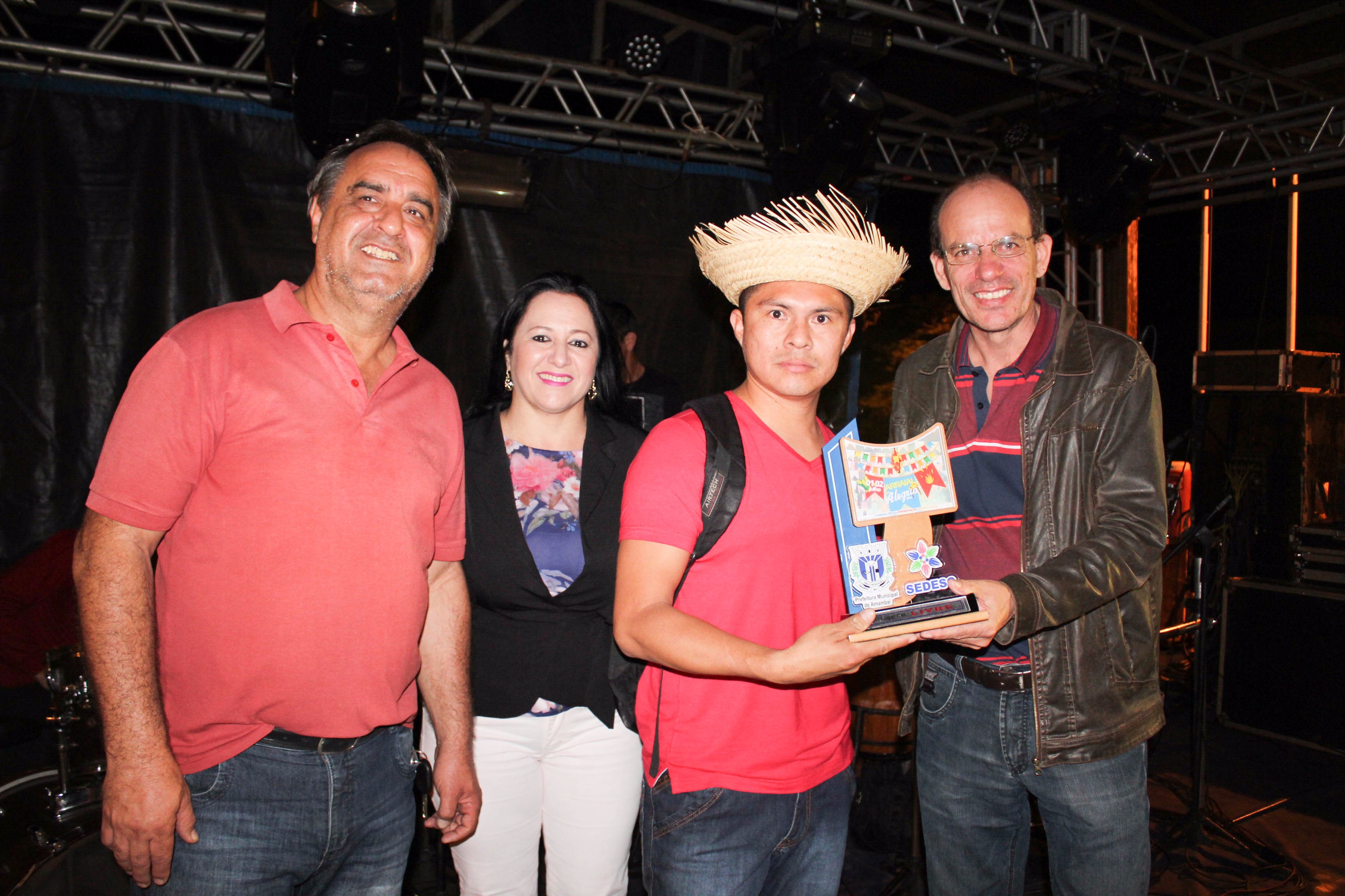 Professor Duadino recebendo o prêmio de 1º lugar no concurso de quadrilhas, em 2015 / Foto: Moreira Produções