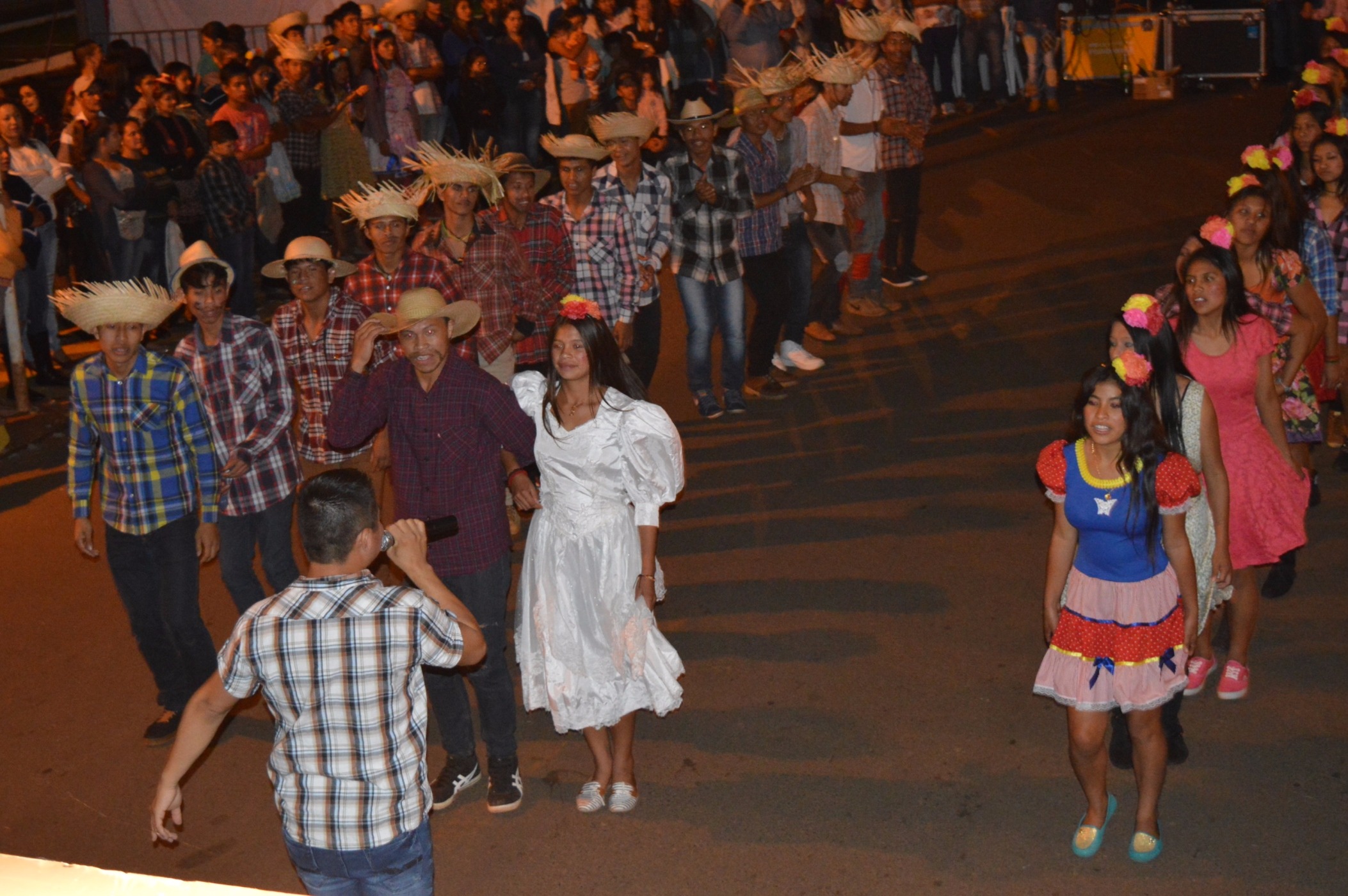 Professor amambaiense é habilitado a prêmio nacional de Culturas Populares Segundo Duadino, os alunos ensaiam na própria escola, que cedeu o espaço / Foto: Moreira Produções