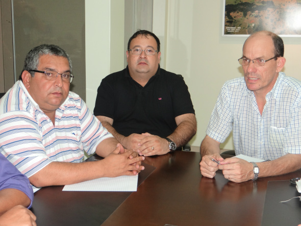 Sérgio Barbosa anuncia vinda do vereador Valter Brito para seu grupo político E/D- Valter Brito, Dr. Bandeira e Sérgio Barbosa durante reunião na segunda-feira (17) / Foto: Moreira Produções
