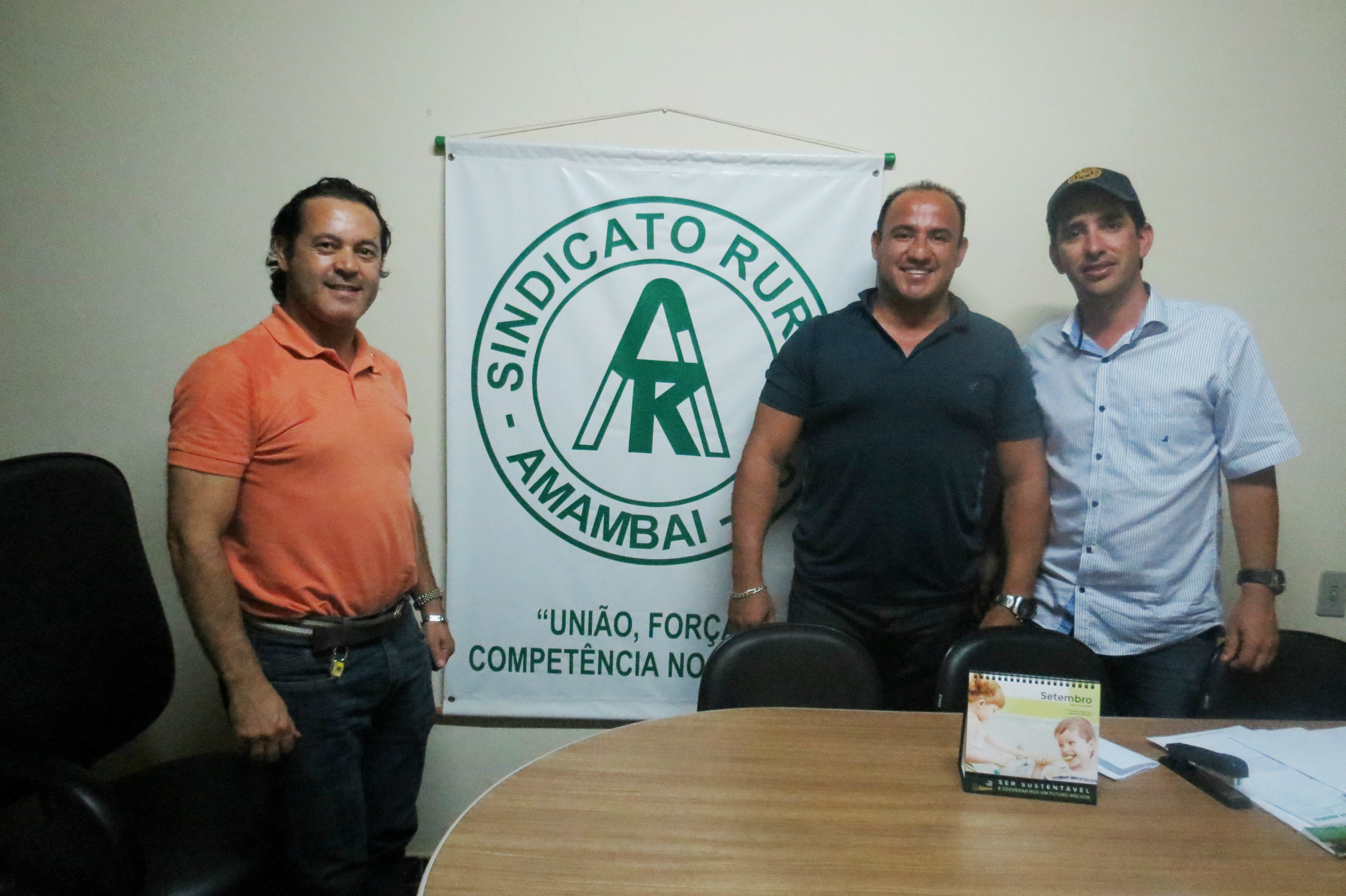 Os presidentes do Sindicato Rural, Ronan N. da Silva (D), do CTG, José Adão, e do Lions Club, Dorivaldo A. dos Santos.