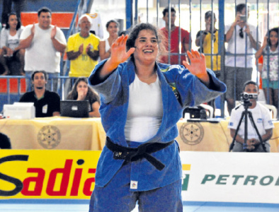 Foto: Álvaro Rezende/CORREIO DO ESTADOCamila Gebara comemora a medalha de ouro
