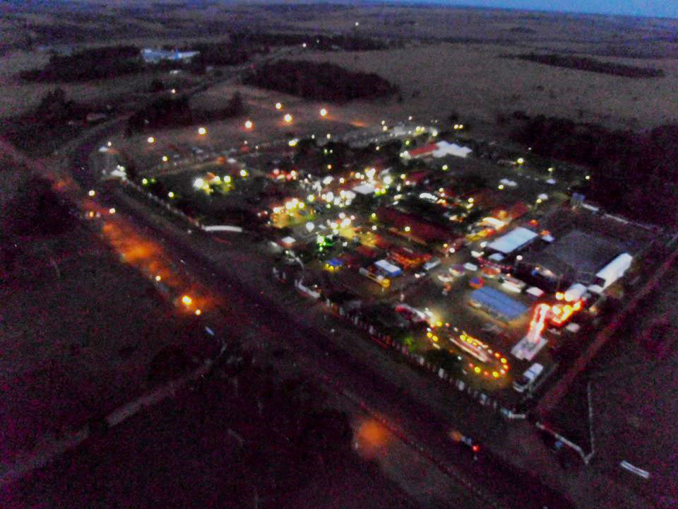 Foto aérea noturna do Parque de Exposições durante a Expobai 2015.  (Foto: Edimilson Sanches)