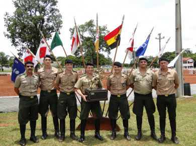 Equipe do 17º RC Mec vence a Copa Guaicurus de salto e polo Coronel Roberto Martins, ao centro, exibindo a Taça da Copa Guaicurus de Salto. Ao seu lado, os atletas da Equipe de Salto do 17º RC Mec.