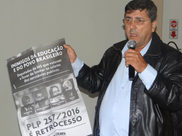 Presidente da Fetems, Roberto Botorelli, denuncia deputados federais do Estado por terem votado a favor da PLP 257/2016, que limita os salários dos servidores públicos.Foto: Moreira Produções