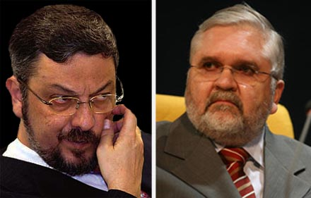 No Senado, Gurgel defende arquivamento de denúncia contra Palocci Antonio Palocci (E) e Roberto Gurgel.