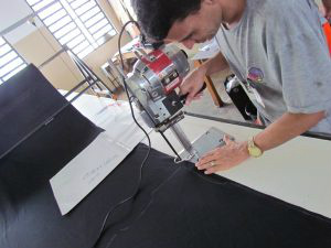 Qualificação e trabalho remunerado nas áreas de costura industrial e de serigrafia também são oferecidos na PED.Foto: Divulgação 