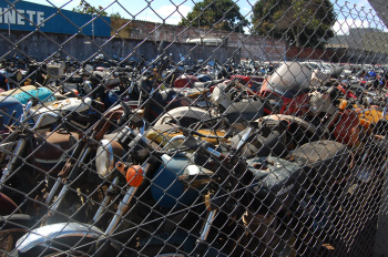 Veículos com documentação irregular lotam pátio do Detran de Amambai Veículos com documentação irregular lotam pátio do Detran de Amambai