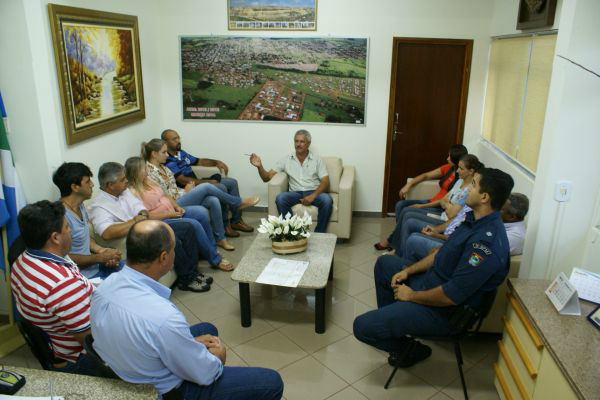 Caarapó quer desviar trânsito pesado do perímetro urbano Prefeito de Caarapó durante recente reunião