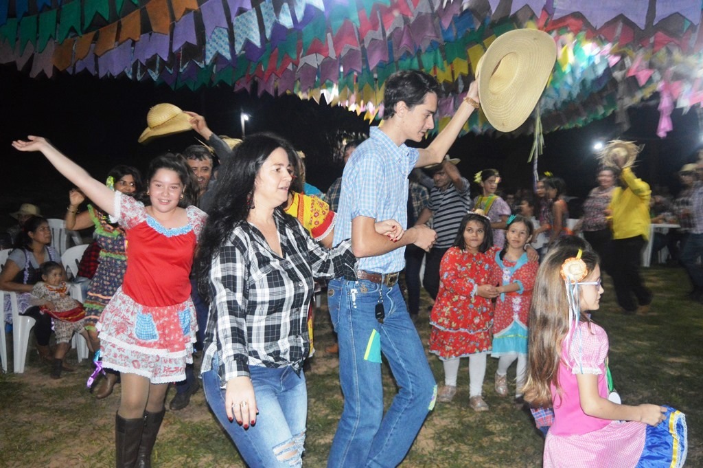 Festa Junina no Recanto dos Violeiros A dança da quadrilha foi um dos pontos altos da festa. Foto: Moreira Produções / Amambai Notícias