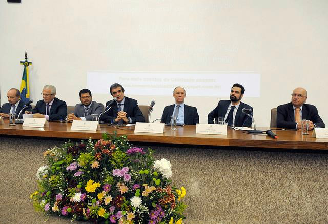 Um laboratório para pesquisar a anistia no Brasil Autoridades no lançamento do Laboratório de Tecnologia para Pesquisa em Memória e Direitos Humanos (LAB-MDHCA) / Foto: Divulgação