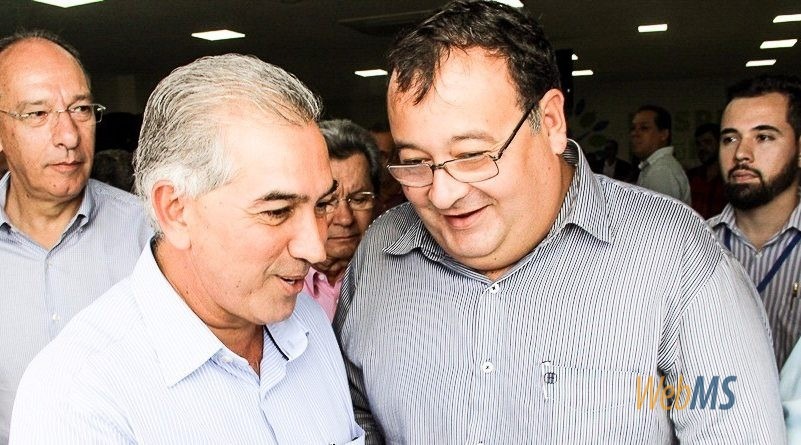 O prefeito de Amambai, Dr. Bandeira, afirma que a medida visa cumprir a Lei de Responsabilidade Fiscal / Na foto, com o governador Reinaldo Azambuja 