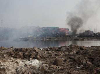 Centenas de toneladas de cianeto de sódio, produto tóxico no porto Tianjin, provocaram 2 explosões a 12 de agosto. Reuters/Stringer