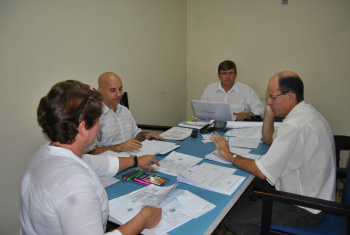 Equipe de transição do governo municipal inicia os trabalhos em Amambai Membros da equipe de transição com o prefeito eleito, Sérgio Barbosa (PMDB)Foto: Moreira Produções