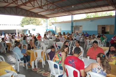 Foto do almoço da Associação de Mães de Amambai em 2009. E neste domingo a AMA realiza mais um almoço em sua sede.