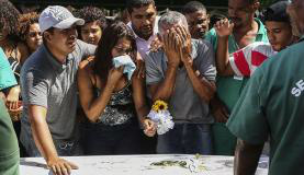 Familiares e amigos se despedem de Maria Eduarda Alves da Conceição. A menina morreu após levar três tirosFoto: Divulgação 