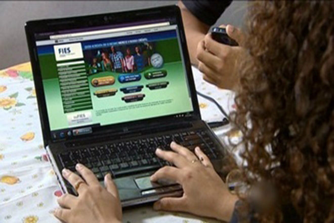 Com muitos acessos e sobre carregamento do site do FIES, alunos relatam ainda dificuldades em se inscrever / Foto: Divulgação