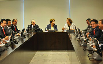 Dilma e líderes no Congresso aparam arestas e esboçam temas de plebiscito Dilma assumiu a dianteira de acolher demandas dos protestos; agora divide a bola com partidos da base