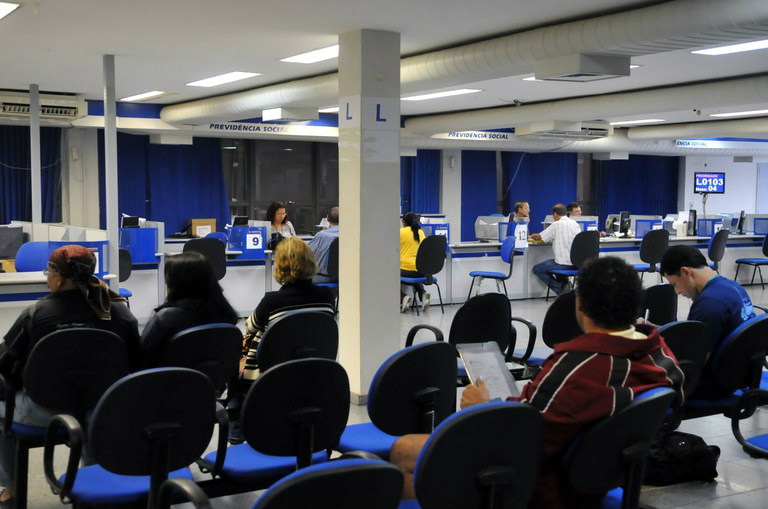 Quem for convocado deverá agendar o atendimento em uma das agências da Previdência pelo telefone 135Divulgação/Agência Brasil 