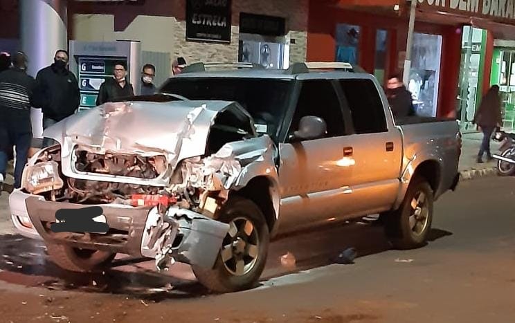 Foto da S-10 que causou o engavetamento na avenida Pedro Manvailer na noite dessa quinta-feira (9) / Foto: Reprodução