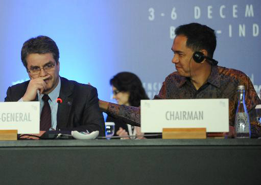 Roberto Azevêdo, diretor-geral da OMC, se emociona ao lado do ministro de Comércio indonésio antes de encerrar a conferência da organização em Bali (AFP, Sonny Tumbelaka)