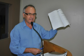 Vereadores aprovam parecer sobre orçamento de 98 milhões para 2013 Vereador Roberto Dias (PSDB) apresentando o parecer da comissão de finanças e orçamentos, da qual é presidenteFoto: Moreira Produções
