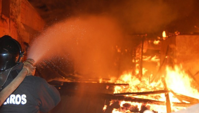 Amambai não está imune a incêndios e pânico; prevenção é a saída Incêndio em residência em Amambai em 2011.