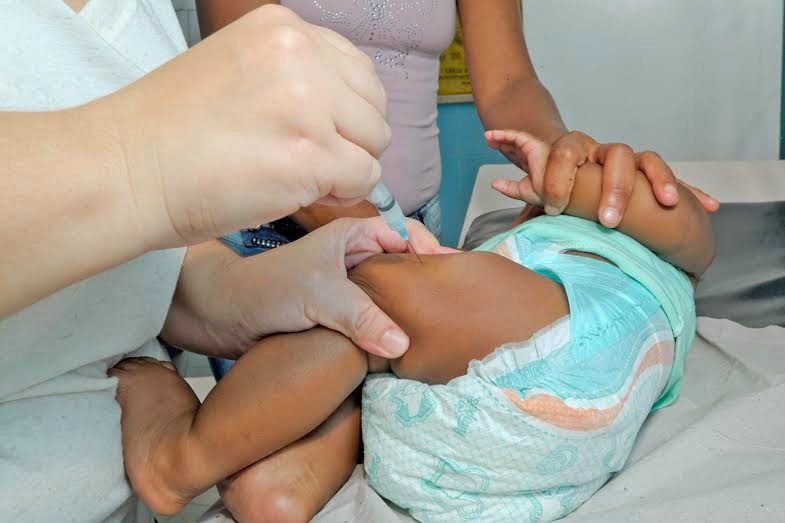 Uma entre cinco crianças não está recebendo vacinas de rotina