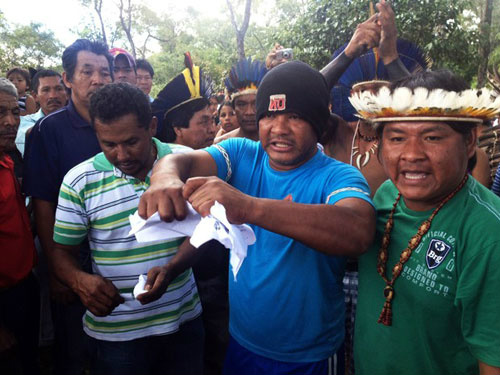 Índios não cumprem ordem de reintegração de posse da fazenda Esperança Índios não cumprem ordem de reintegração de posse da fazenda Esperança