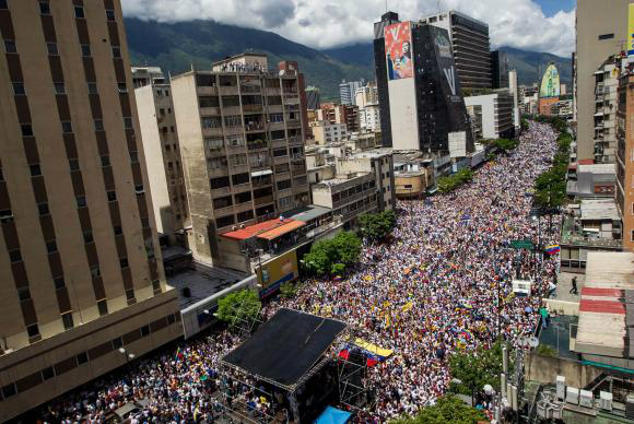 Caracas - Milhares de venezuelanos saíram hoje às ruas da capital do país em protesto contra o governo de Nicolás MaduroAgência Lusa/EPA/Miguel Gutierrez/Direitos Reservados