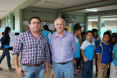 Vereador Roberto Dias e o diretor Suzenilto, durante visita a escola / Foto: Assessoria